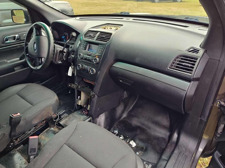 2017-ford-explorer-image-13