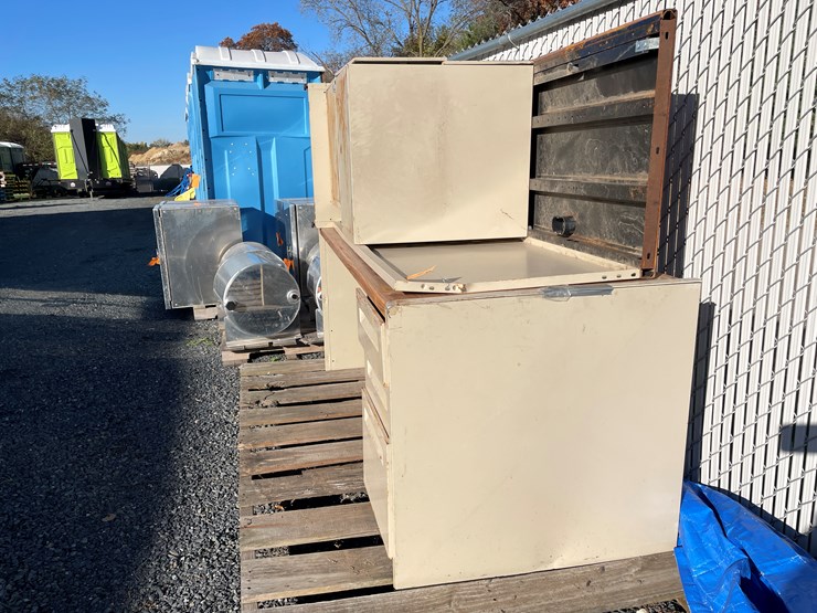 #5684-•-(2)-metal-desks-with-wood-tops-image-4