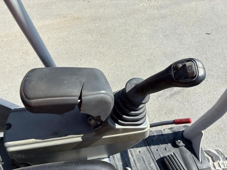 2016-takeuchi-tb230-image-22