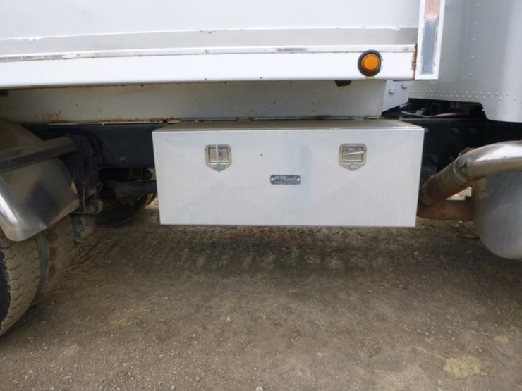 peterbilt-330-image-33