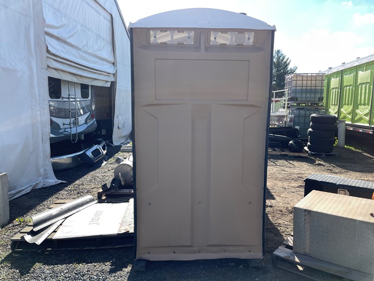#5661-•-satellite-ind.-inc.-porta-potty-image-3
