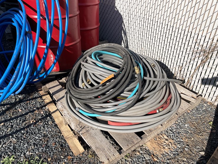 #5698-•-pallet-lot-of-garden-hoses-image-1