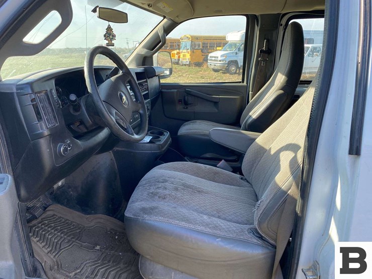 2017-chevrolet-express-3500-image-10