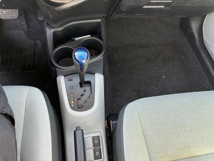 2014-toyota-prius-hatchback-image-13