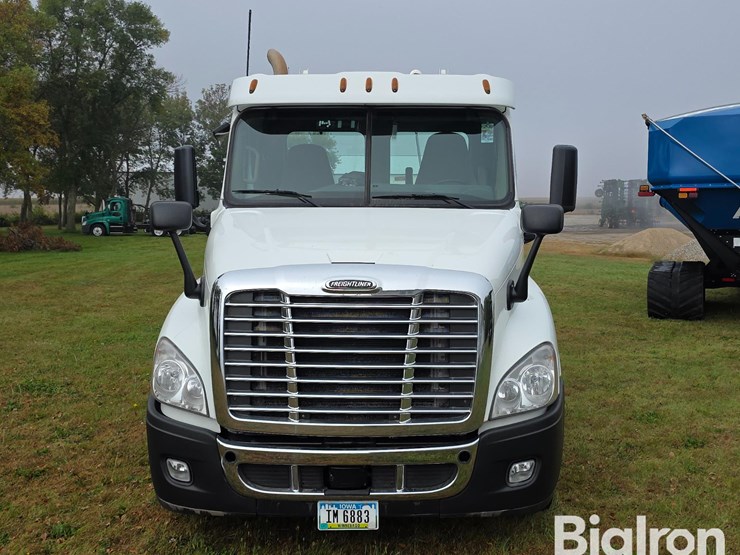 2016-freightliner-cascadia-125-image-2