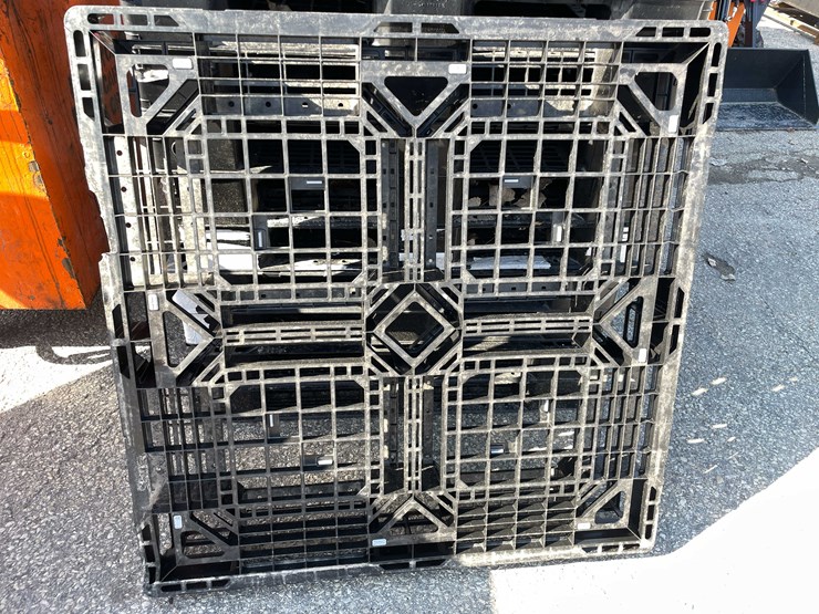 #14019-•-(40)-plastic-pallets-(o11)-image-6