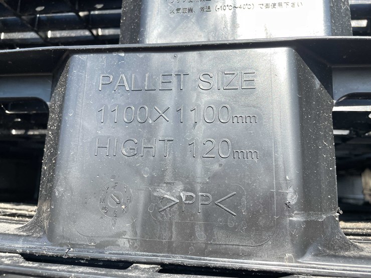 #14017-•-(40)-plastic-pallets-(o11)-image-5