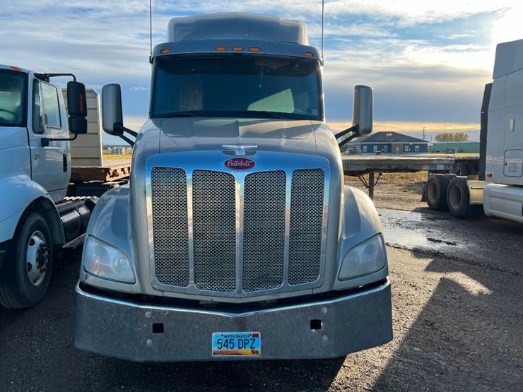 2014-peterbilt-579-image-2