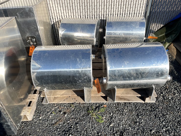 #5685-•-(2)-aluminum-tanks-image-1