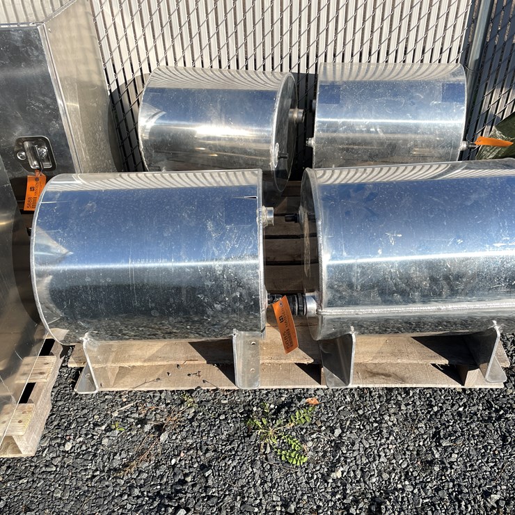 #5685 • (2) Aluminum Tanks