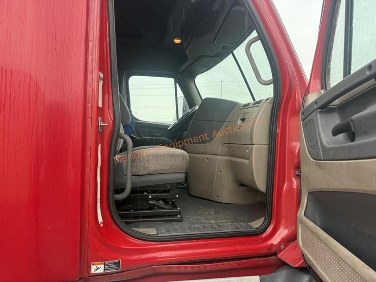 2015-freightliner-cascadia-113-image-28