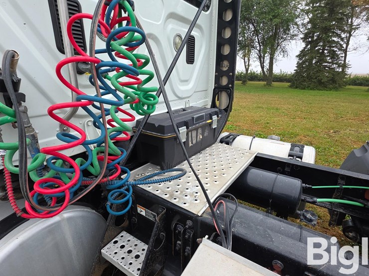 2016-freightliner-cascadia-125-image-14