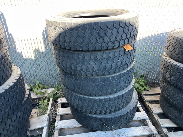 #5702-•-(5)-goodyear-g622-rsd19.5-tires-image-1