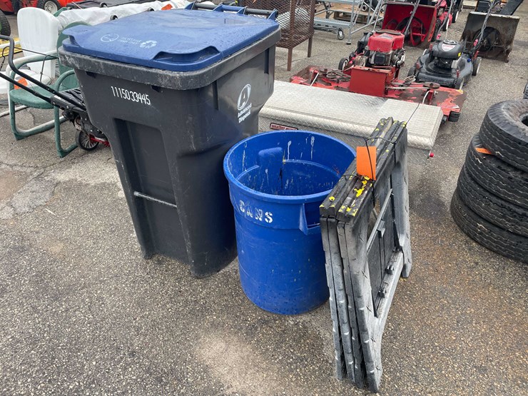 #14072-•-(2)-trash-cans-and-a-pair-of-plastic-sawhorses-(o3)-image-1