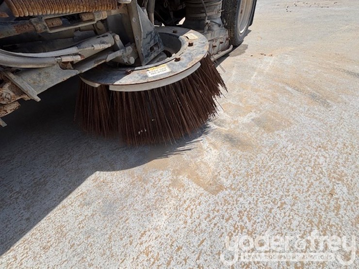 2014-isuzu-nqr-image-17