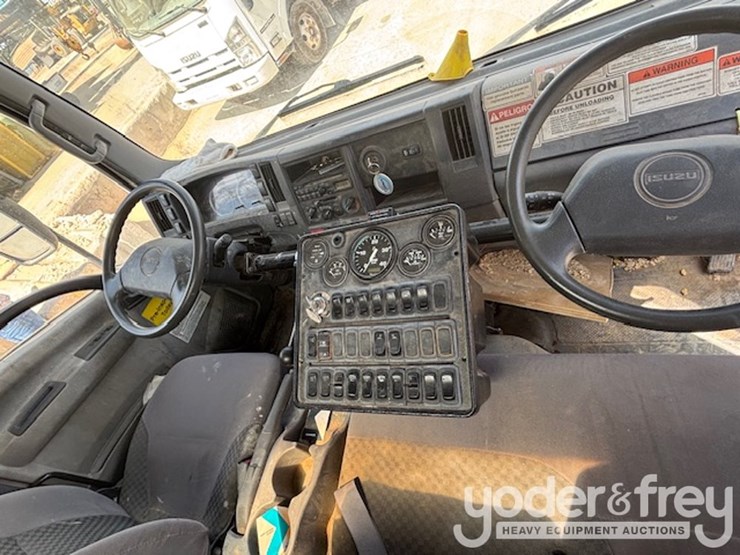 2014-isuzu-nqr-image-13