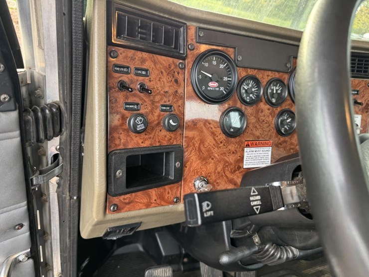 2003-peterbilt-330-image-58