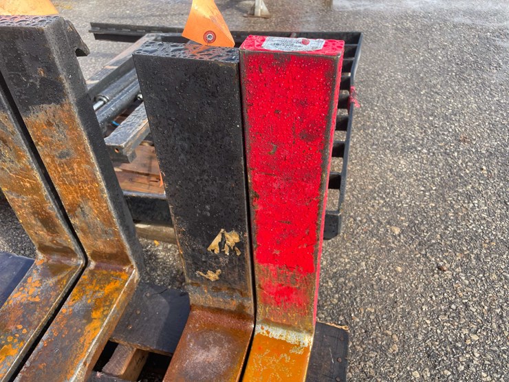 #14069-•-(2)-60"-forks-(o10)-image-2