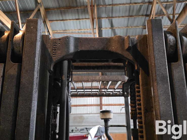 yale-glp060tgnuae087-industrial-forklift-image-15