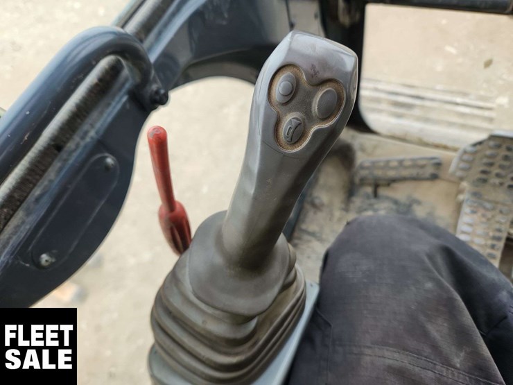 2013-john-deere-250g-excavator-image-16