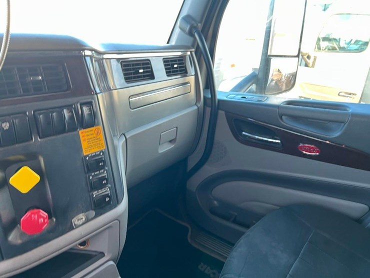 2015-peterbilt-579-image-17