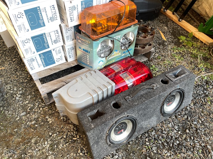 #5721-•-assorted-automotive-related-items-image-3