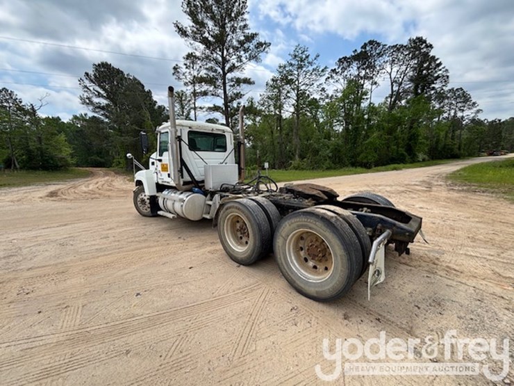 2014-mack-chu613-image-2