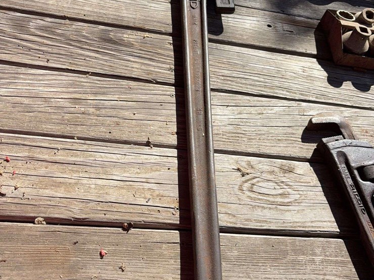 48''-rigid-pipe-wrench-image-1