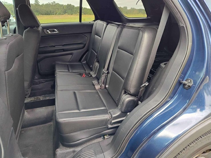2016-ford-explorer-image-24