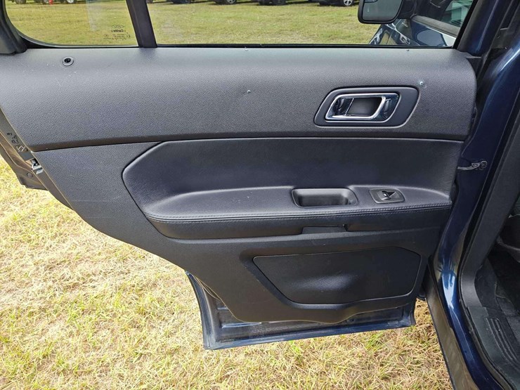 2016-ford-explorer-image-35