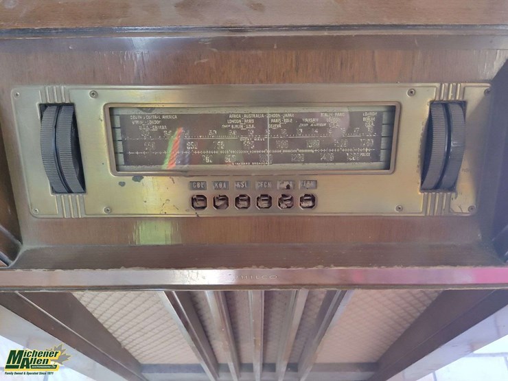 vintage-philco-radio-*some-damage-to-knobs*-image-2