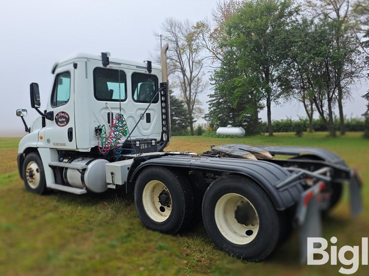 2016-freightliner-cascadia-125-image-7