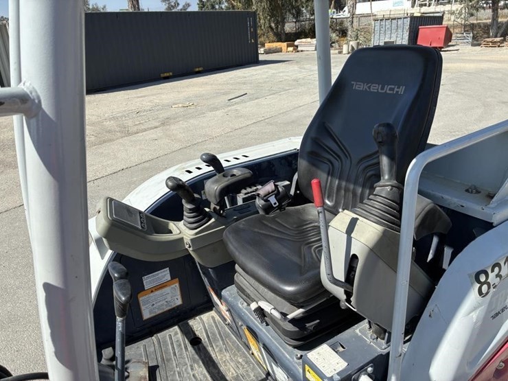 2016-takeuchi-tb230-image-21