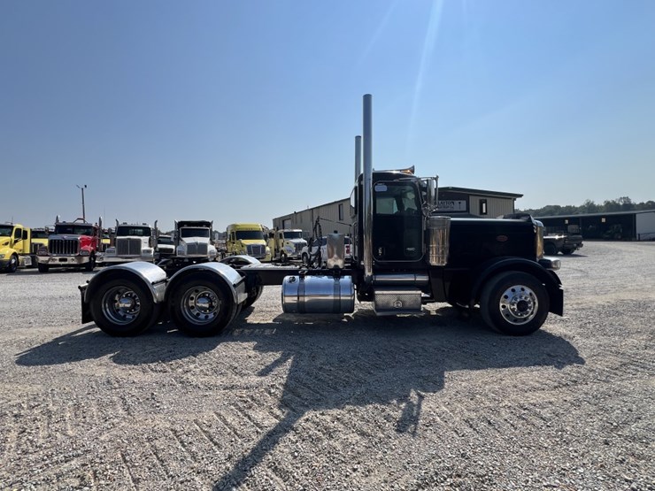 2015-peterbilt-389-image-8