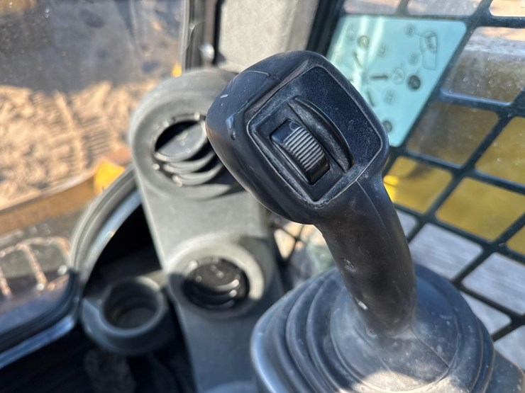 caterpillar-242d-image-29