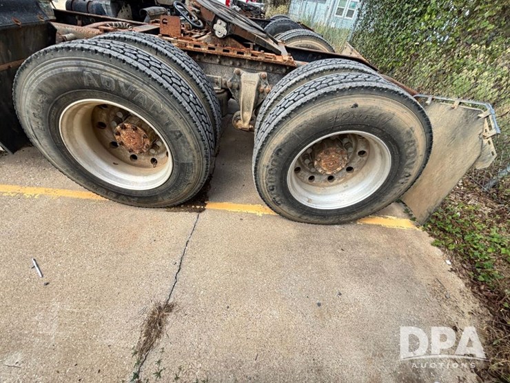 1994-freightliner-fld120-image-28