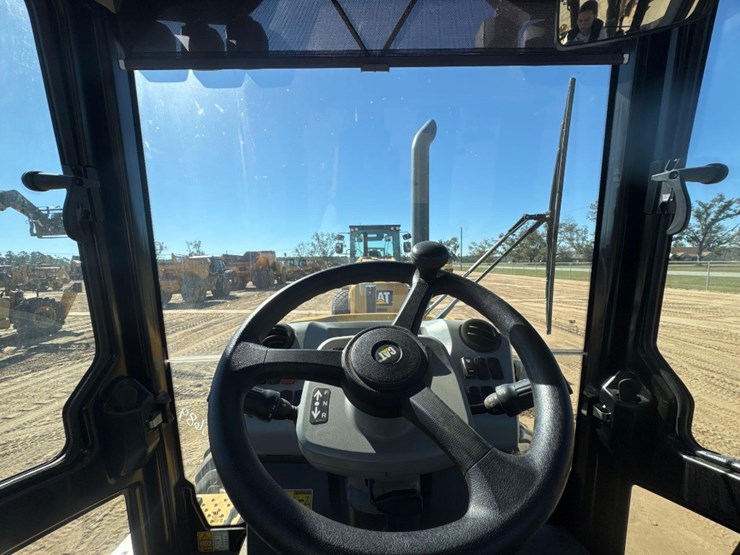 caterpillar-420-image-22