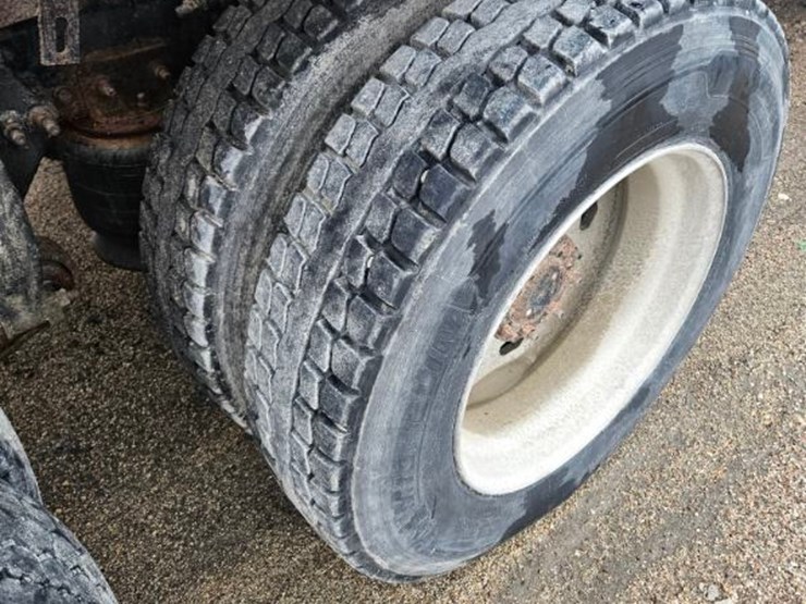 1999-freightliner-fld120-image-19