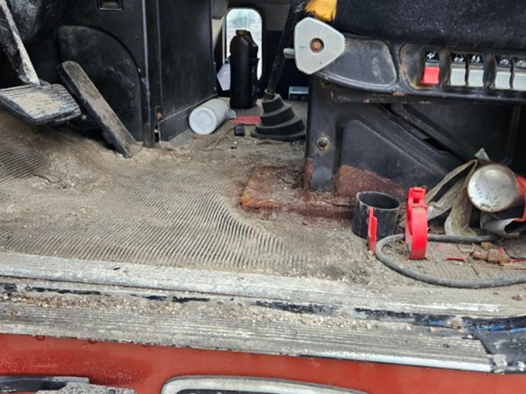 1999-freightliner-fld120-image-28