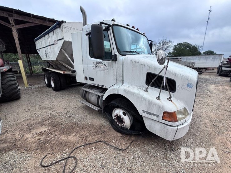 2003-volvo-10-image-5