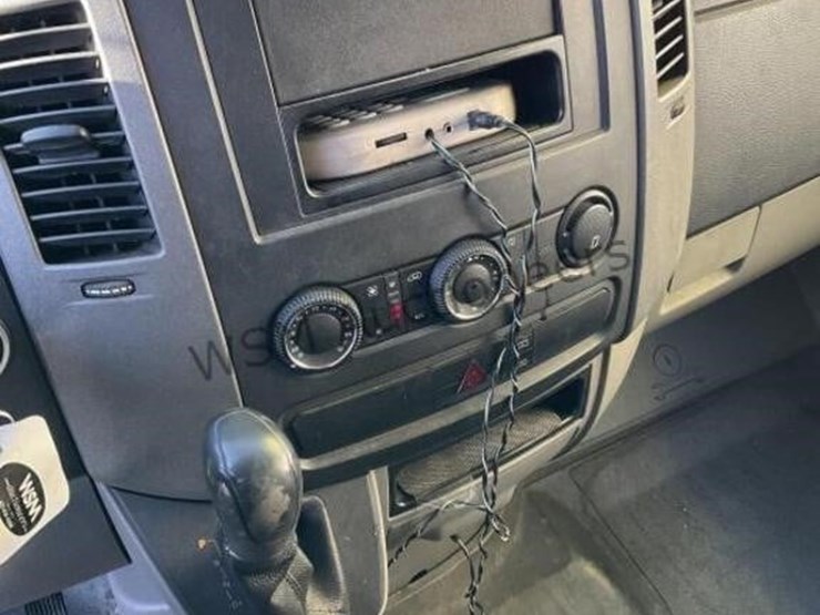 2011-mercedes-benz-sprinter-catering-van-image-21