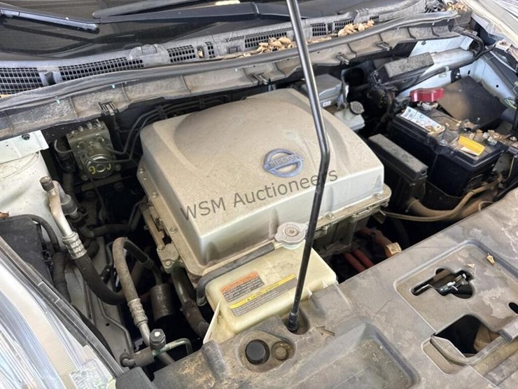 2015-nissan-leaf-s-hatchback-image-11