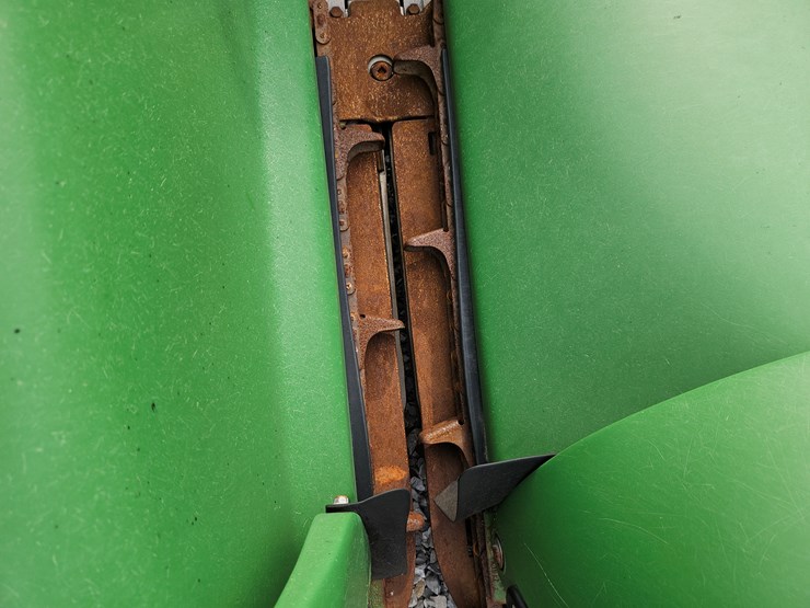 2017-john-deere-608c-image-11