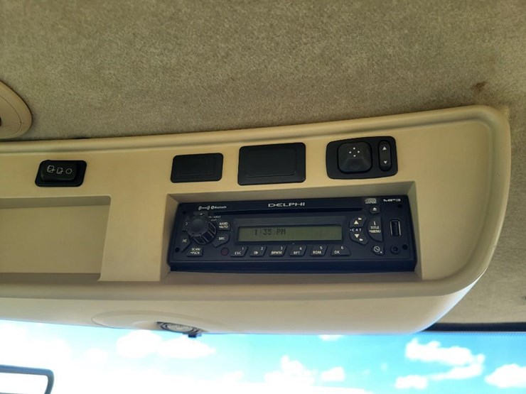 2011-john-deere-8235r-image-75