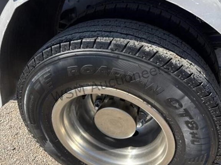 2004-isuzu-npr-image-11