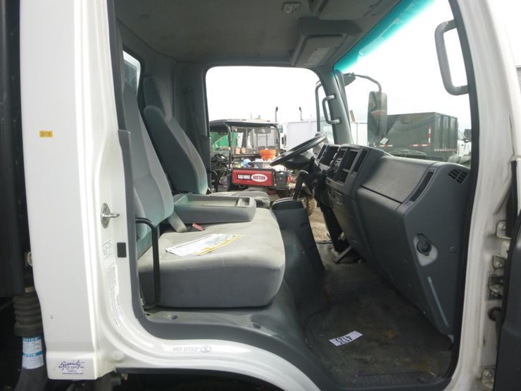 2018-isuzu-nrr-image-15