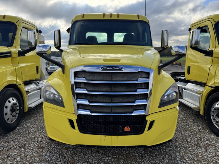 2018-freightliner-cascadia-126-image-2