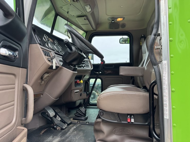 2014-peterbilt-384-image-10