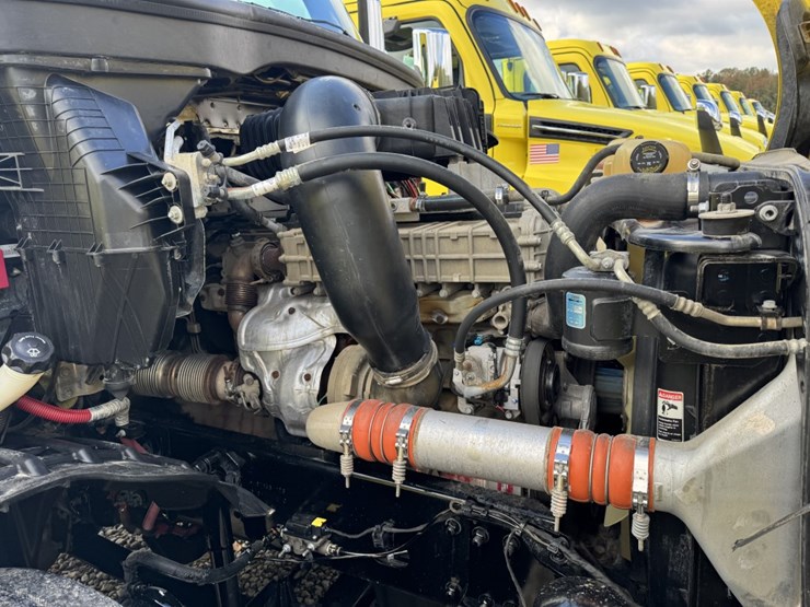 2018-freightliner-cascadia-126-image-12