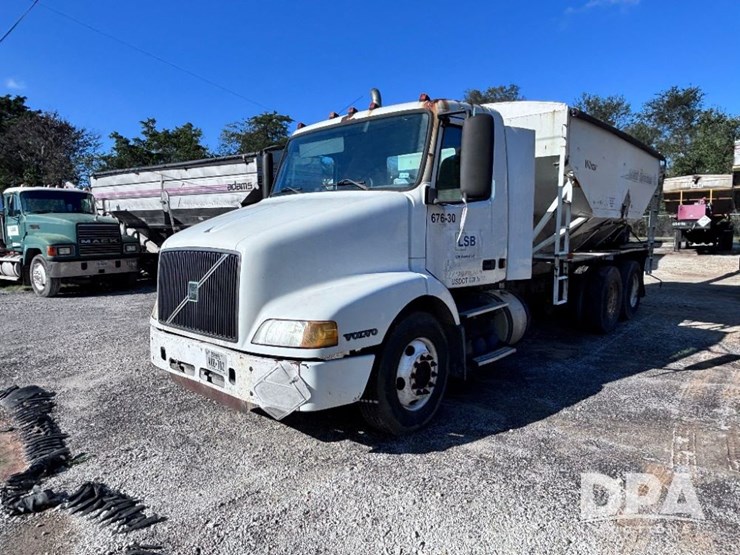 2003-volvo-10-image-2